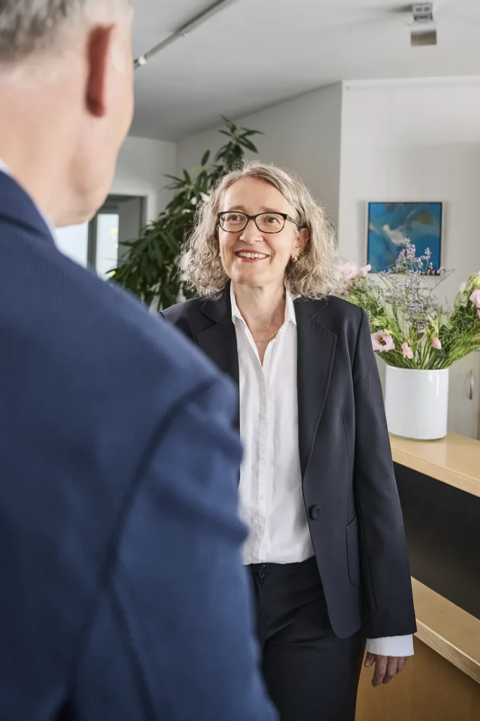 kanzlei-birgit-steinacker-rechtsanwaeltin-stuttgart-vertriebsrecht-gesellschaftsrecht-handelsrecht-baurecht-arbeitsrecht-spanisch-schiedsgericht-verfahren-Steinacker1_4782-0007-0082