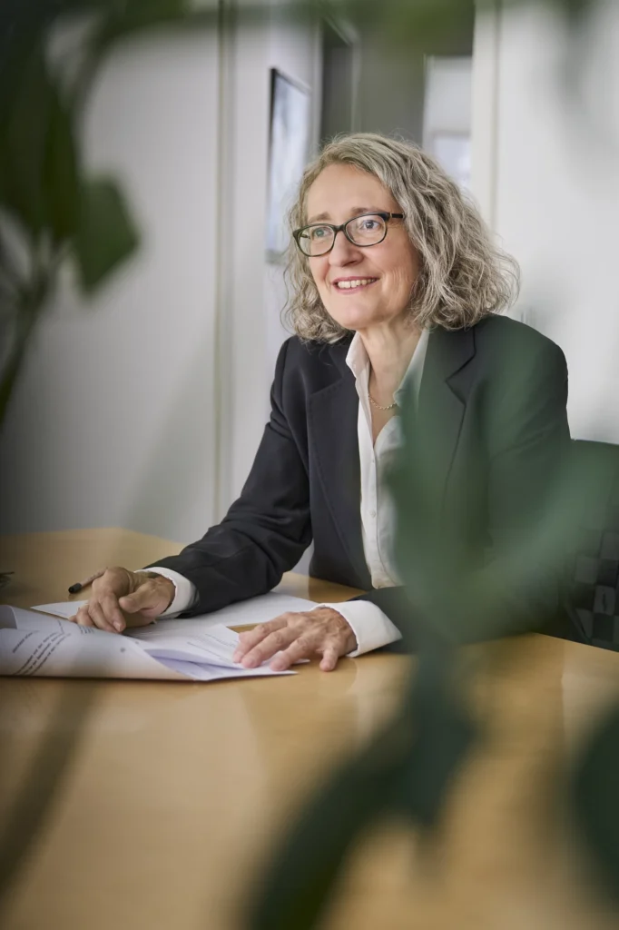 kanzlei-birgit-steinacker-rechtsanwaeltin-stuttgart-vertriebsrecht-gesellschaftsrecht-handelsrecht-baurecht-arbeitsrecht-spanisch-schiedsgericht-verfahren-Steinacker1_5418-0041