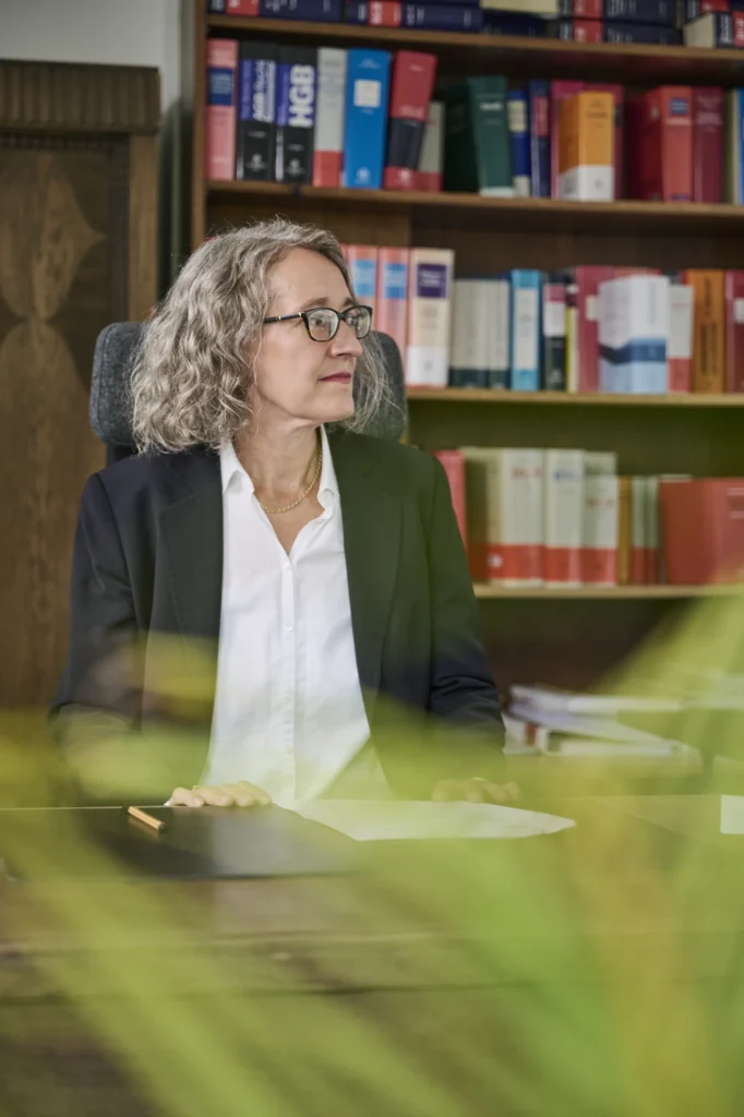 kanzlei-birgit-steinacker-rechtsanwaeltin-stuttgart-vertriebsrecht-gesellschaftsrecht-handelsrecht-baurecht-arbeitsrecht-spanisch-schiedsgericht-verfahren-Steinacker1_5737-0058