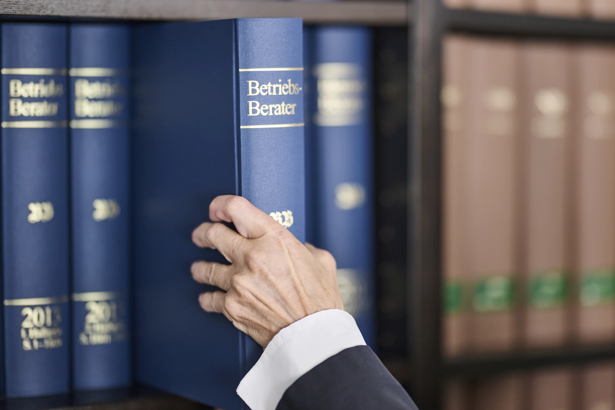kanzlei-birgit-steinacker-rechtsanwaeltin-stuttgart-vertriebsrecht-gesellschaftsrecht-handelsrecht-baurecht-arbeitsrecht-spanisch-schiedsgericht-verfahren-Steinacker1_7076-0006-0043